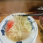 肉マシ鉄板食堂 - 【長浜ラーメン＝極細ストレート麺】