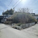 鎌田鳥山 - 崖上の家と左に行くと長沼公園の入り口