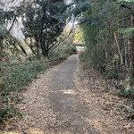 鎌田鳥山 - すると尾根道の先に家が見えてきた…