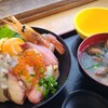 魚食堂たわら - ①海鮮丼(税込1,320円)②浅蜊汁(税込330円)、会計1,650円
見た目のボリュームが凄くてテンション上がります
②浅蜊汁(税込330円)
沢山の浅蜊が入り、旨み&滋味が楽しめました