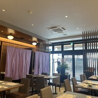 THE WASHIN by 上越やすだ - ゆったりと食事可能なテーブル席