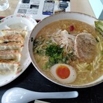 にんたまラーメン ゆにろーず - 料理写真: