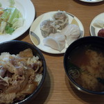 サクララウンジ - 牛丼　大焼売　海老餃子　味噌汁　サラダ