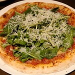 飲んべぇ食堂 らくだ屋 - ベーコンとルッコラのピザ