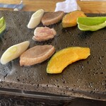 鴨亭 - 焼いているところ