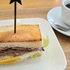 ポピア - ①ローストビーフのトーストサンドイッチ(税込529円)
自家製ローストビーフ&目玉焼き《ハーフ》&萵苣&蕃加&薄切玉葱がトーストでサンドされてます
お飲み物①HOT珈琲(税込336円-セット割80円)