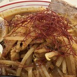 蒙古タンメン中本 - トッピングの野菜と糸唐辛子