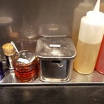 油そば 東京油組総本店 - 卓上調味料