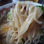 麺道楽 かぶとや - 麺を持ち上げて