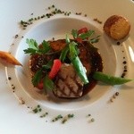 三崎鮪のハチノミのグリエ　ブラックオリーブソース