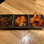 ホルモン焼肉 二九十八 - キムチ盛り合わせ