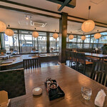 一心亭 - 店内　窓側が小上がり席、右手がテーブル席