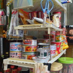酒屋で定番の缶詰や乾き物も豊富に揃っています