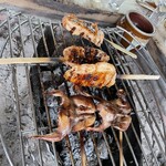 鎌田鳥山 - 囲炉裏右奥の甕の中に入っているツケダレに、何度も漬けながら④若鳥ももと❶うずらを焼いていく。