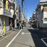 麺屋 さくら井 - 中央左側に20人程の列