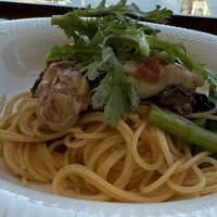 イリエスケープ - サラダ春菊と真牡蠣のトマトソーススパゲッティーニ