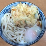 加賀 - うどんがつゆから溢れている