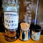 食菜　かま田 - もう一つ、めっちゃ気になっているのが、手作りコーレグース！珍しいウイスキーベースなのは知っていますが、瓶が「ボウモア」なんですよ (・。・;
