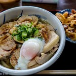ヨコクラうどん - 裏メニュー：うどんとそばのあい盛りで鶏チャー葱炙油(ﾈｷﾞｱﾌﾞﾘｬｰ)うどん、叉焼増し増し、温玉トッピング。掛け出汁バージョンで
