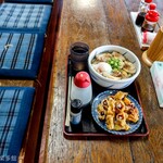 ヨコクラうどん - うどんとそばのあい盛りで鶏チャー葱炙油(ﾈｷﾞｱﾌﾞﾘｬｰ)うどん、叉焼増し増し、温玉トッピング。掛け出汁バージョンで。オプションはゲソ天（カット）