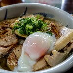 ヨコクラうどん - 裏メニュー：うどんとそばのあい盛りで鶏チャー葱炙油(ﾈｷﾞｱﾌﾞﾘｬｰ)うどん、叉焼増し増し、温玉トッピング。掛け出汁バージョンで