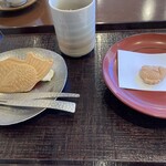 瓔珞 - 椿皿に乗せられた鯛の和三盆の落雁、鯛型のもなか