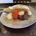 瓔珞 - 苺、白玉、豆腐と胡麻のクリーム、あんこ添え