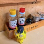 つるまる - まいどおおきに食堂系列なので、同じ調味料が置かれています