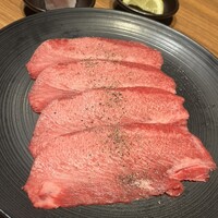 中目黒焼肉 登牛門 - 大きなタンに感動！