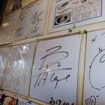 印度屋 - 前室には色紙も多数