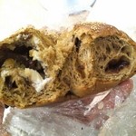 テコナ　ベーグルワークス - カレンツ黒糖クリームチーズ　270円