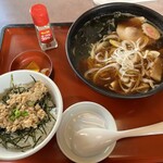 和風レストランまるまつ - 料理写真:和風ラーメン（税込780円）とミニ鶏そぼろ丼（麺類とセットだと税込300円）