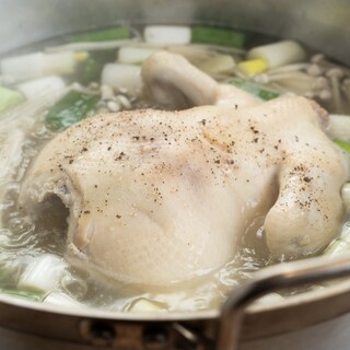 본고장 한국의 맛을 일본인 입맛에 맞게 변형한 '닭한마리'는 꼭 먹어봐야 합니다.