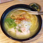 Hinaya - 鶏そば（単品￥650）。上質な鶏脂が溶け込んだ黄金スープ、柚子胡椒がぴったり合う！