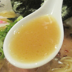 麺屋 藤しろ - スープは、濃厚鶏白湯と謳ってますが、ドロドロポタージュ系ではなく、
            コラーゲン感は濃厚ながら、口あたりは飲みやすい濃度になってます。
            
