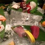 磯一 - でっかい氷上にお刺身少々ですが(笑)。