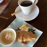 プロバンス・ブルー - オトナはプリンとシフォンケーキとコーヒー
      子どもは、ぶどうジュースとりんごジュース