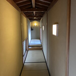 プロバンス・ブルー - 離れの長い廊下