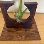 プロバンス・ブルー - 花器も木でできてちょっと趣きがあります