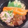 魚丼 - 漬けサーモン・漬けまぐろ・ネギトロ丼