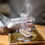 恵比寿 鮨 藤 - 太刀魚の炭火焼きの海苔巻き