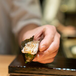 恵比寿 鮨 藤 - 太刀魚の炭火焼きの海苔巻き