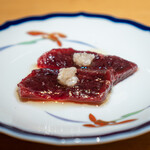 恵比寿 鮨 藤 - 鯨の赤身、自家製玉葱麹、胡麻油