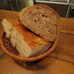 アヒルストア - パン2種盛り：黒糖ジンジャー＆じゃがいもとローズマリーのフォカッチャ1