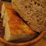 アヒルストア - パン2種盛り：黒糖ジンジャー＆じゃがいもとローズマリーのフォカッチャ3