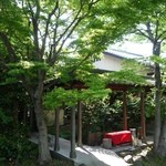 甘味茶屋 - （2014/5月）店内近年のため、店の入口近くには喫煙場所がありました。