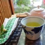 甘味茶屋 - （2014/5月）お水ではなく、緑茶が急須で供されました。