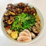 麺屋　たか - ツレが注文した牡蠣ラーメン700g、鶏むね、切れ端チャーシュートッピング！