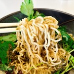 麺屋　たか - 細縮れ麺がスープに絡んで最高でした