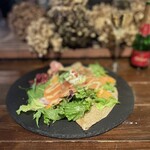 Lecoin キタサンドウ - スモークサーモンのサラダガレット